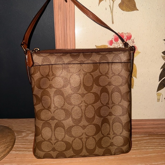 Coach North South Crossbody - Picture 4 of 8